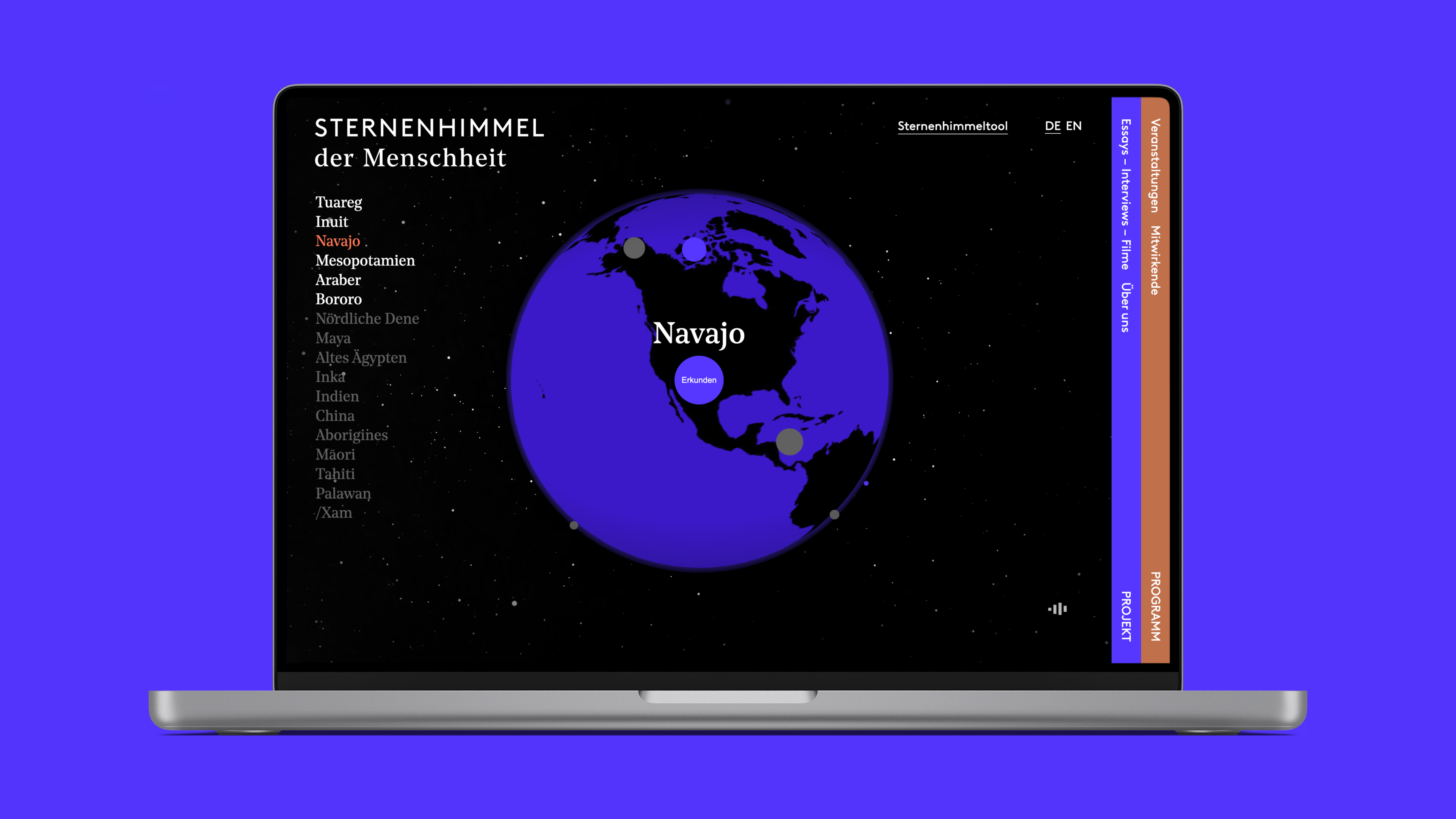 Ein Laptop-Bildschirm, der die Webseite "Heavens of Mankind" anzeigt. Es handelt sich um eine digitale Erkundung der himmlischen Erzählungen verschiedener Kulturen, die eine Weltkarte und eine Liste verschiedener kultureller Interpretationen des Kosmos enthält.
